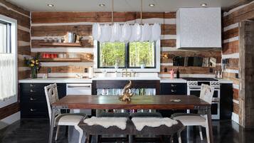 House (5 Bedrooms) | Interior