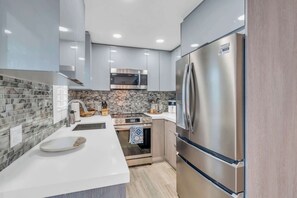 冷蔵庫、電子レンジ、オーブン、コンロ