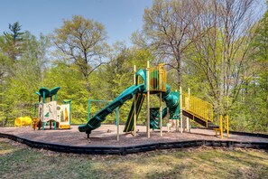 Apartment (1 Bedroom) | Interior - Resort Condo w/ Loft: 1 Mi to Attitash Mountain! (Bartlett)