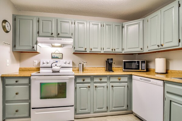 Apartment (1 Bedroom) | Interior - Resort Condo w/ Loft: 1 Mi to Attitash Mountain! (Bartlett)