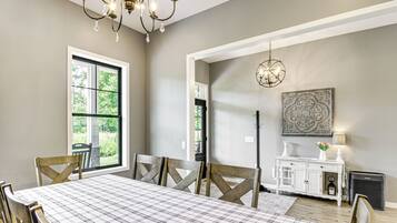 House (5 Bedrooms) | Interior