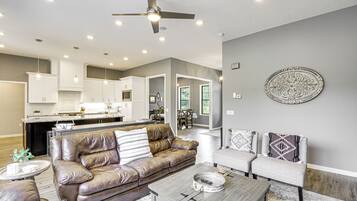 House (5 Bedrooms) | Interior