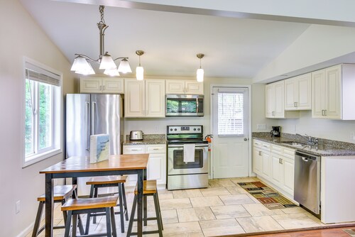 2 Mi to Warren Dunes: Sawyer Apartment w/ Deck!