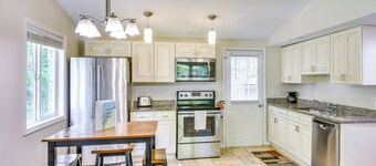 2 Mi to Warren Dunes: Sawyer Apartment w/ Deck!