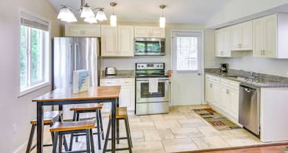 2 Mi to Warren Dunes: Sawyer Apartment w/ Deck!