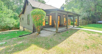 Cabin w/ Fire Pit - 7 Mi to Downtown Carrollton!