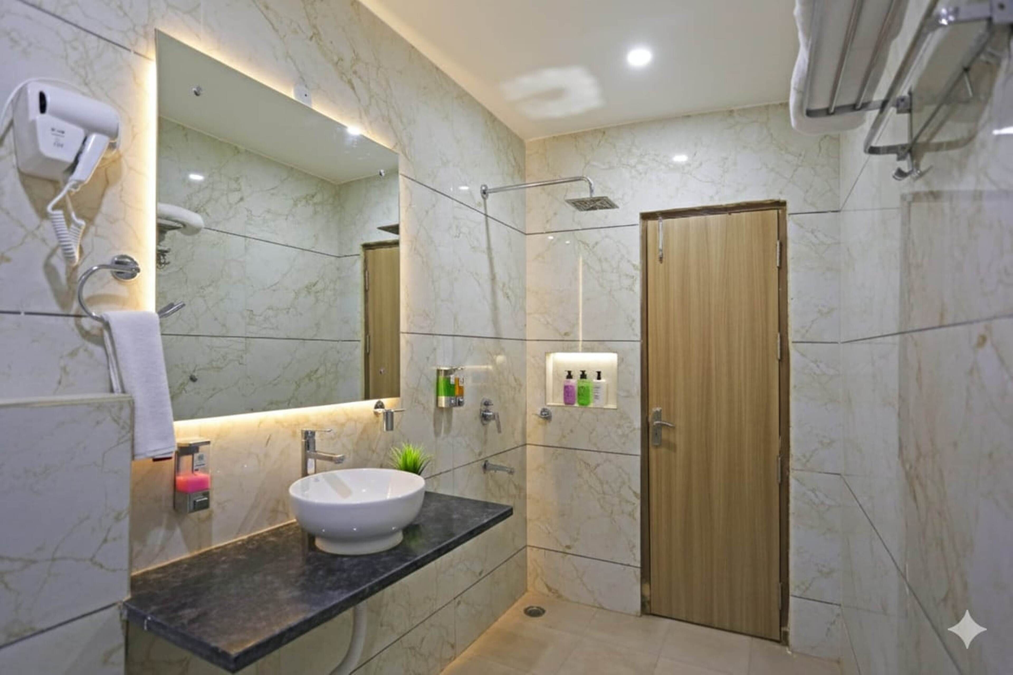 Superior Double Room | Bathroom | Shower, hydromassage showerhead, free toiletries, hair dryer