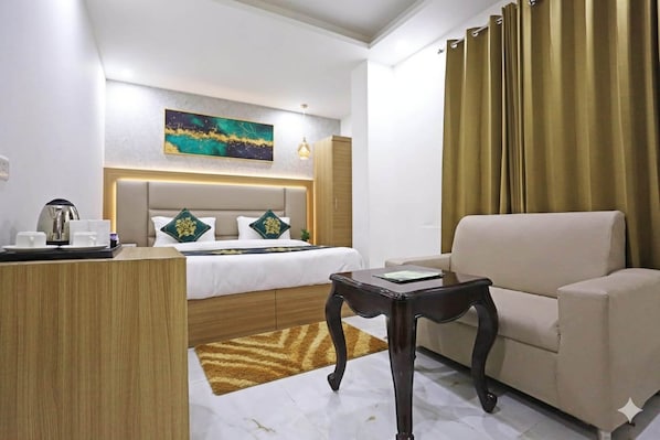 Superior Double Room | Hypo-allergenic bedding, soundproofing, free WiFi - Hotel Decent Suites - Delhi Airport (New Delhi)