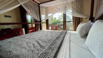 7 bedrooms, iron/ironing board, WiFi, bed sheets