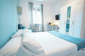 In-room safe, desk, laptop workspace, soundproofing - Salotto Tiburtino rooms (Rome)