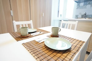 Mini-fridge, oven, stovetop, cookware/dishes/utensils - Salotto Tiburtino rooms (Rome)