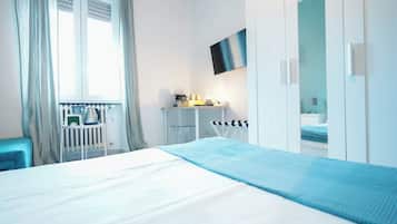 Habitación triple superior | Caja de seguridad en la habitación y escritorio