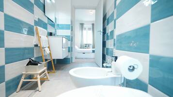 Triple room with bathroome ensuite | In-room safe, desk, laptop workspace, soundproofing