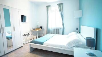 Habitación triple estándar | Caja de seguridad en la habitación y escritorio