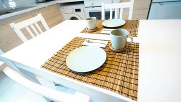 Frigobar, horno, parrilla de estufa y utensilios de cocina