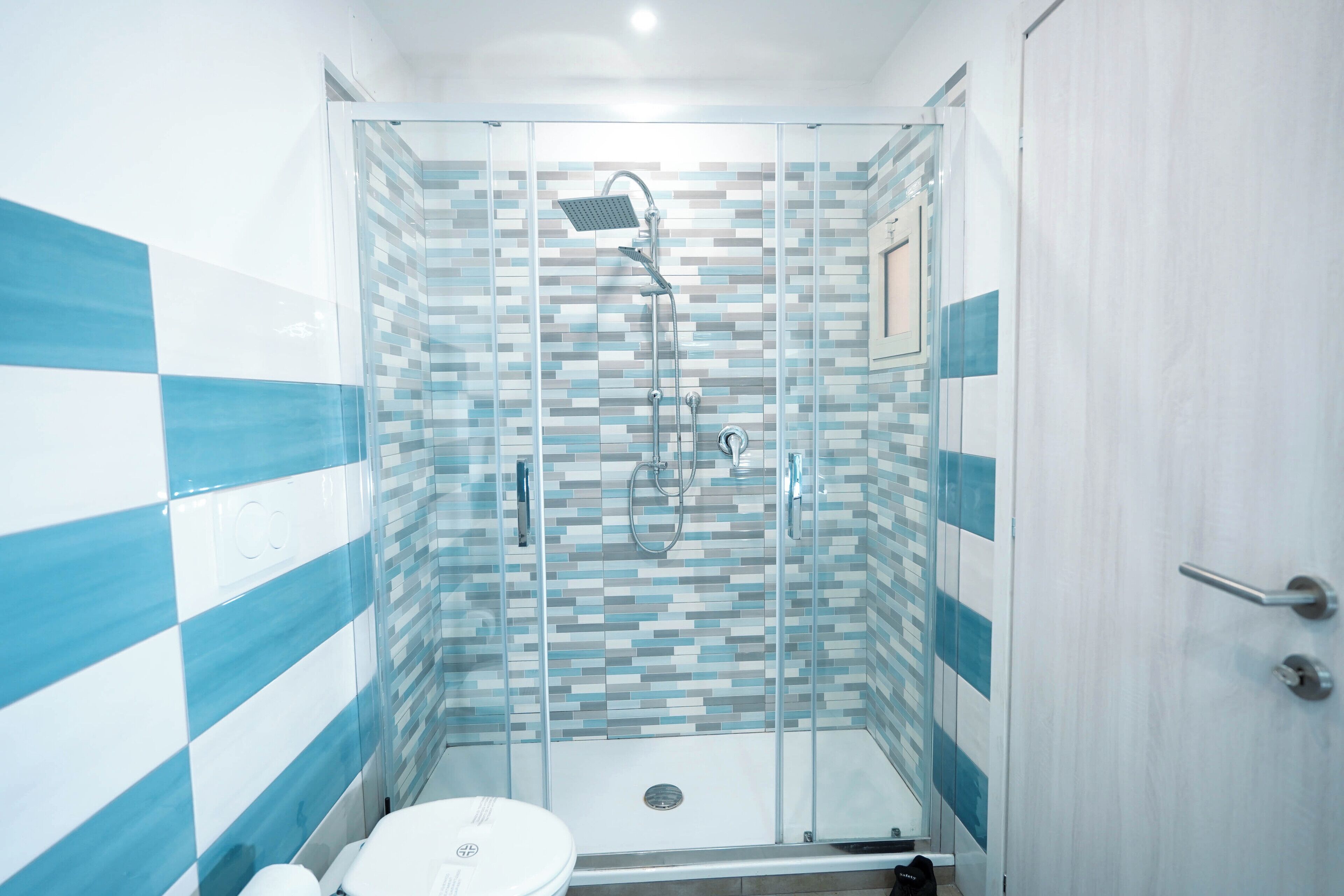 스탠다드 트리플룸 | 욕실 | 샤워 시설, 헤어드라이어, 타월, 비누