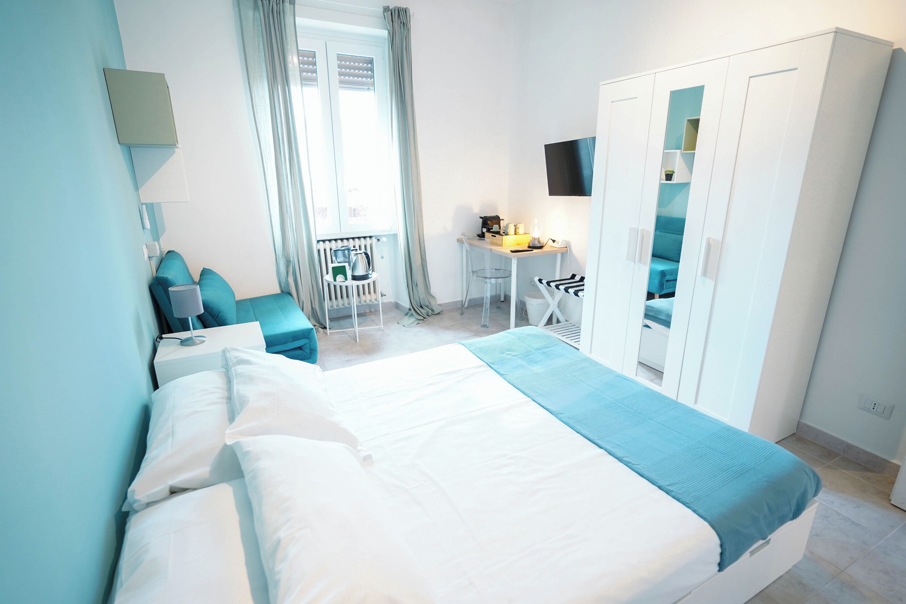 خزنة داخل الغرفة ومكتب ومساحة عمل للكمبيوتر المحمول وتجهيزات عازلة للصوت