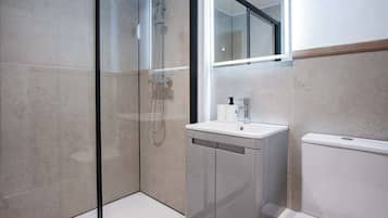 Cottage (1 Bedroom) | Bathroom | Shower, towels