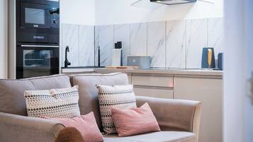 En 32-tommers smart-TV med kabel-kanaler