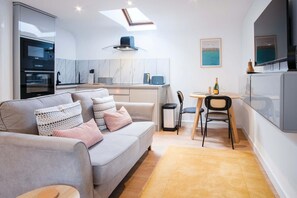 Småhus (1 Bedroom) | Oppholdsområde | En 32-tommers smart-TV med kabel-kanaler