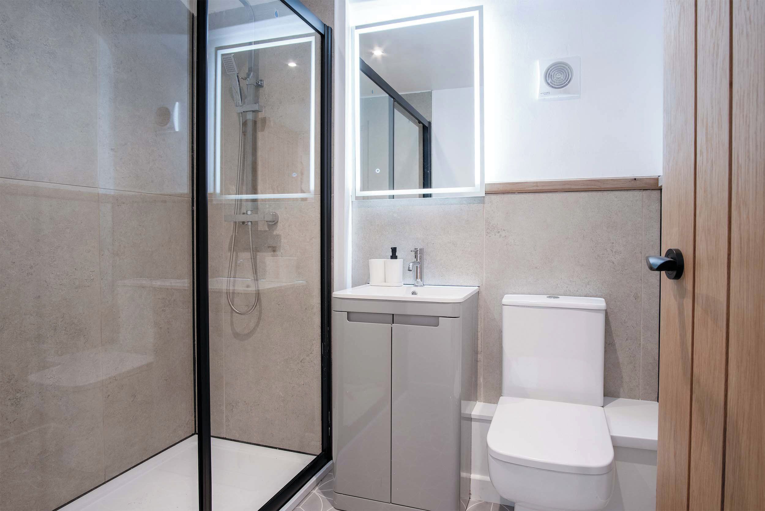 Cottage (1 Bedroom) | Badkamer | Een douche, handdoeken