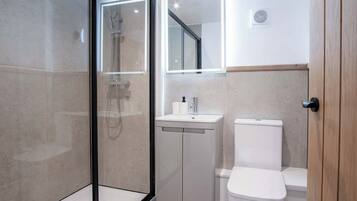 Cottage (1 Bedroom) | Badkamer | Een douche, handdoeken