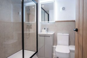 Ferienhaus (1 Bedroom) | Badezimmer | Dusche, Handtücher
