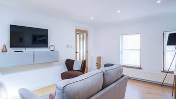 Cottage (1 Bedroom) | Area soggiorno | Smart TV 32 pollici con canali via cavo