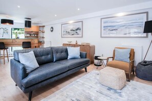 32-inch Smart TV with cable channels - The Cottage - 2 Bedroom Cottage - Tenby (Tenby)