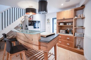 Microwave, oven, dishwasher, electric kettle - The Cottage - 2 Bedroom Cottage - Tenby (Tenby)