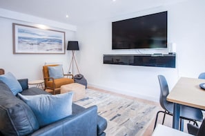 Cottage (2 Bedrooms) | Woonruimte | Een 32-inch smart-tv met kabelzenders