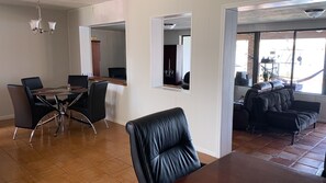 Dining - Charming room with shared bathroom in charming Miami with WiFi, air conditioning (Miami)