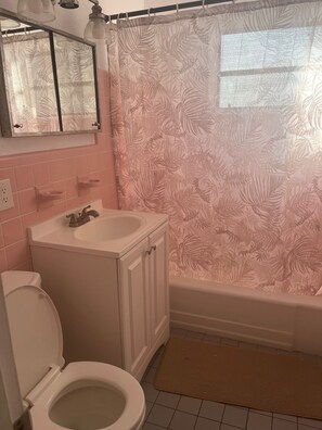 Towels, toilet paper - Charming room with shared bathroom in charming Miami with WiFi, air conditioning (Miami)