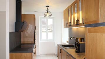 Réfrigérateur, micro-ondes, four, plaque de cuisson