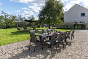 Outdoor dining - Only 20 minutes from Disneyland, great house and large garden, well suited for families (La Celle-sur-Morin)