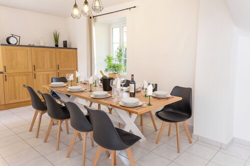 Only 20 minutes from Disneyland, great house and large garden, well suited for families