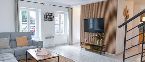 Una Smart TV, una mesa de tenis de mesa