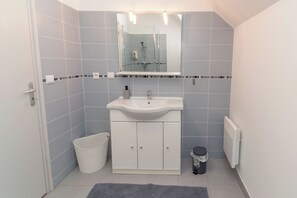 Suihku, hiustenkuivaaja, pyyhkeet, saippua