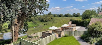 Moat Cottage, Newby Hall, sleeps 5+ - luxury cottage on Yorkshire country estate