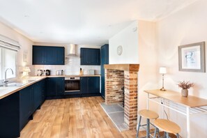 Køleskab, mikrobølgeovn, ovn, kogeplade