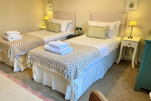 Moat Cottage - Luxury Country Cottage, Yorkshire Dales Views, Newby Hall Estate, Sleeps 4-5, Dog Friendly