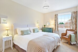 2 bedrooms, desk, iron/ironing board, travel cot - Moat Cottage - Newby Hall Estate, sleeps 4 (Ripon)