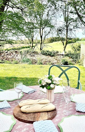 Outdoor dining - Givendale Cottages, Newby Hall, Ripon, North Yorkshire (Ripon)