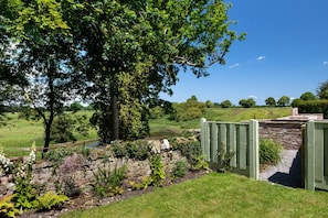 Property grounds - Givendale Cottages - Luxury Yorkshire Country Cottages, Group Retreat near Yorkshire Dales, Sleeps 9+, Dog Friendly (Ripon)