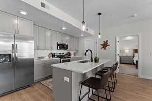 Fridge, microwave, oven, stovetop - Surf and Sand Castle: Desert Color Lagoon + Beaches (St. George)