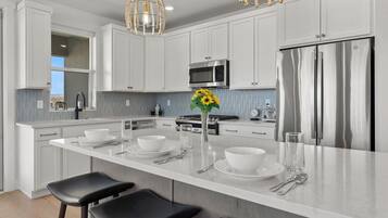 ثلاجة، ميكروويف، فرن، موقد طهي مسطح