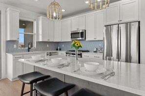 Fridge, microwave, oven, stovetop - The Lagoon Neighbor: Desert Color Lagoon + Beaches (St. George)