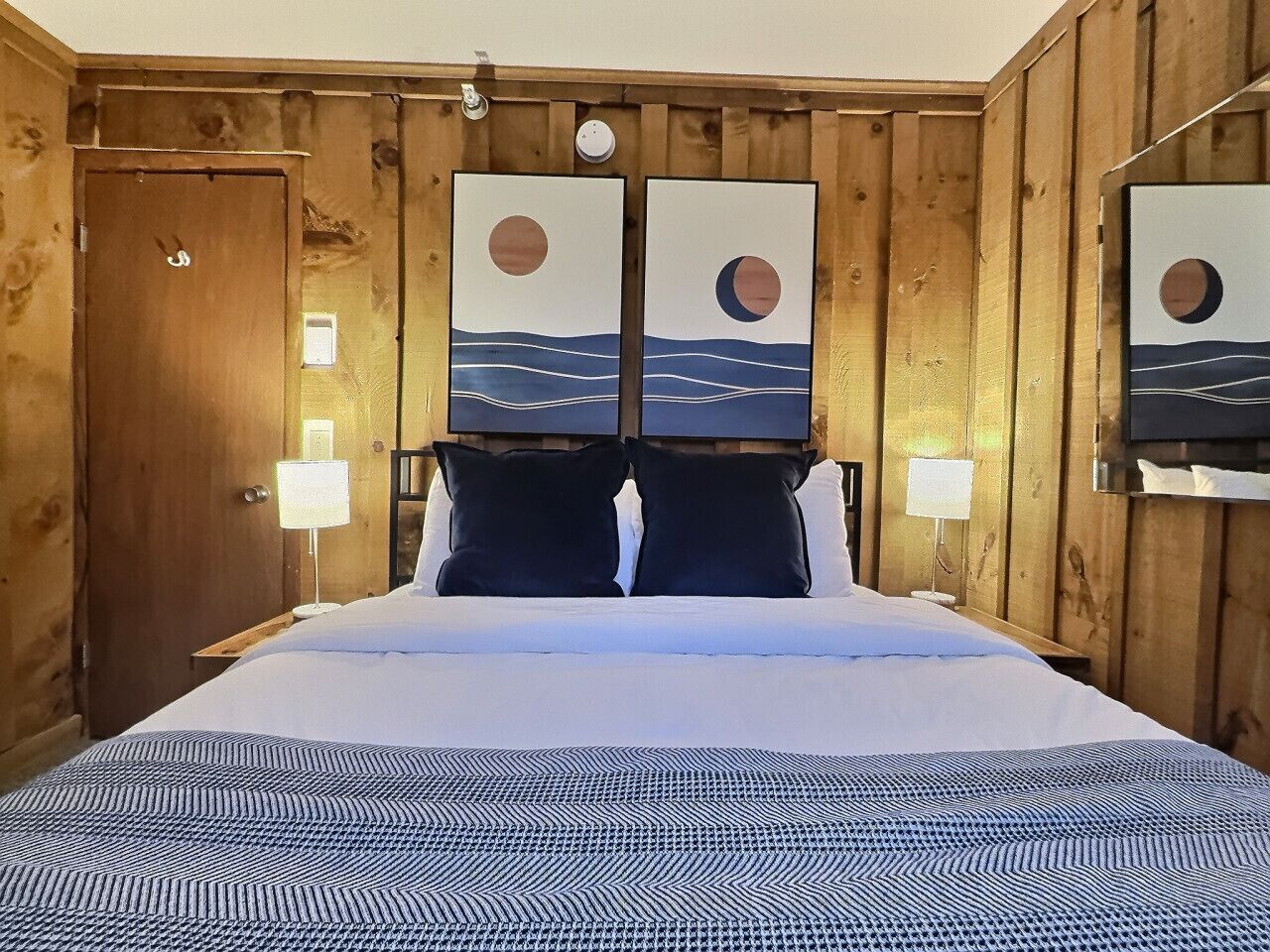 1 habitación, escritorio, tabla de planchar con plancha y cuna de viaje 