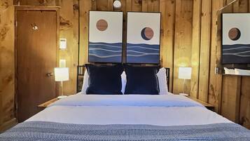 1 soverom, skrivebord, strykejern/-brett og reiseseng for barn