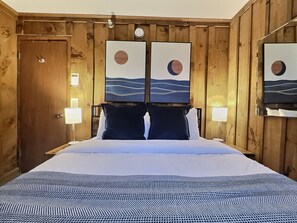 1 chambre, bureau, fer et planche à repasser, lit parapluie